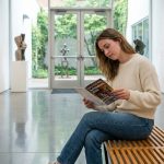 Jeune femme attentive examine une brochure d'école d'art